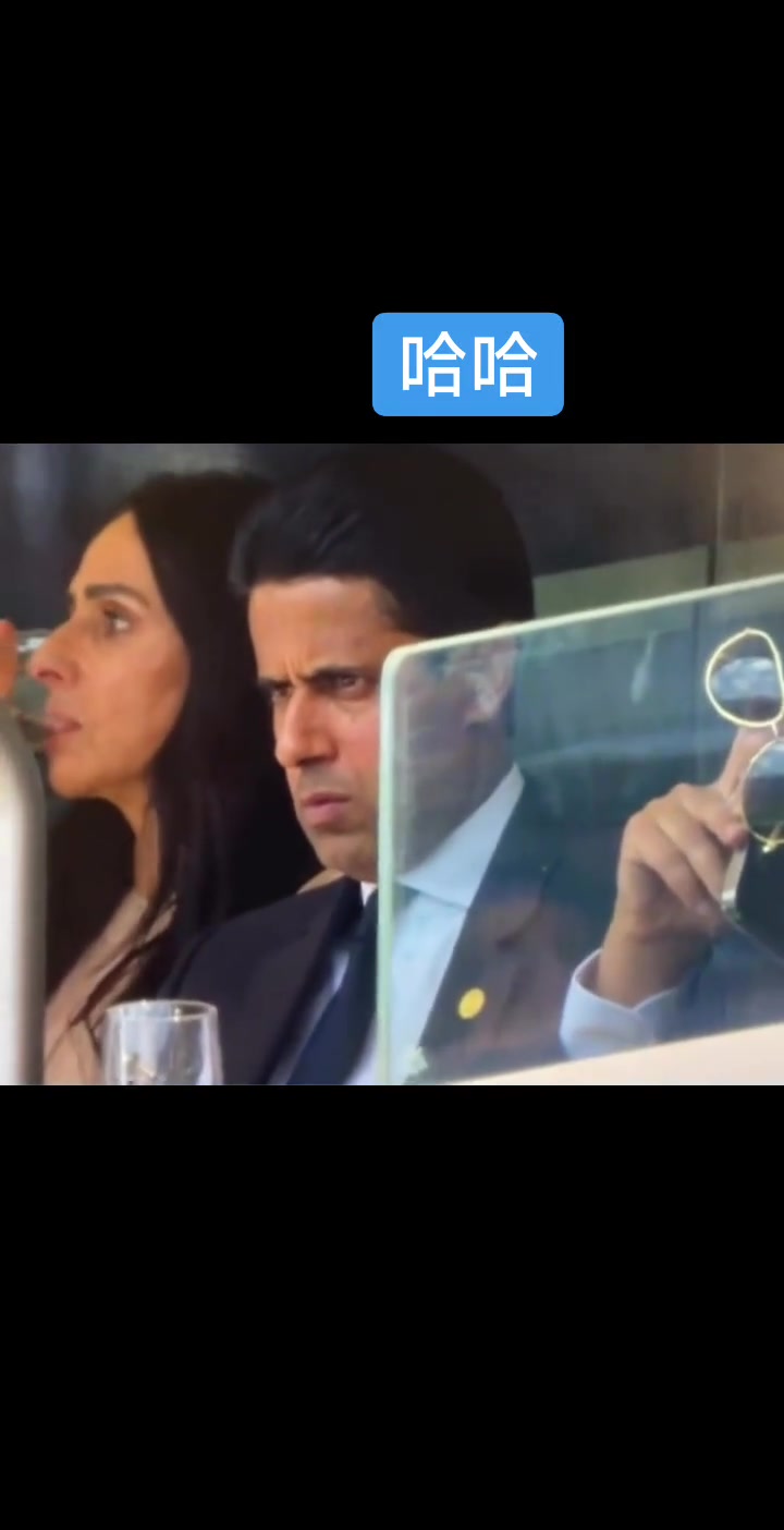 不嘻嘻了😂！球迷拍到大巴黎决赛落后时的纳赛尔，大口吐气黑脸