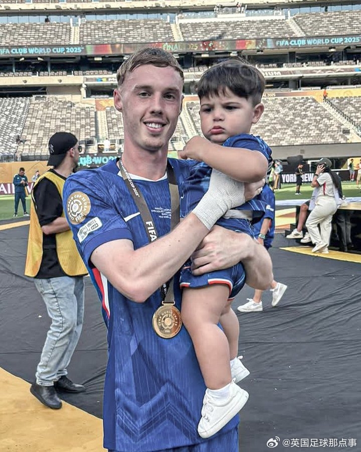 🥰帕尔默抱起了恩佐的儿子本杰明，小朋友的表情😂