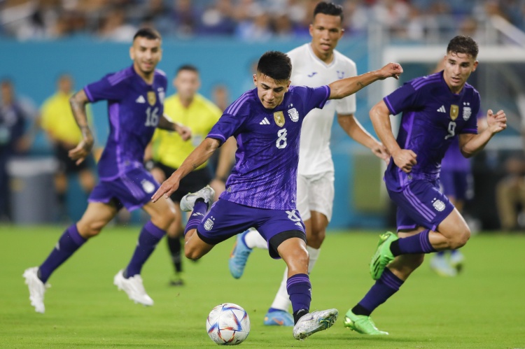 罗马诺：各方正讨论阿尔马达加盟马竞条件，球员渴望完成这次转会