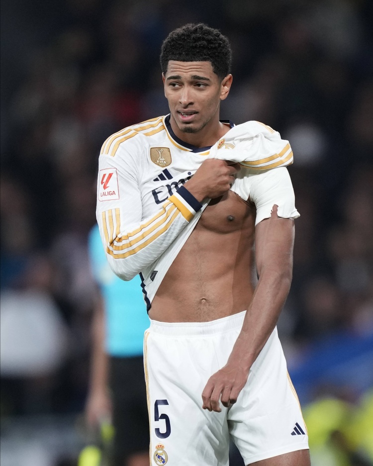 大修！TA：贝林厄姆明日进行肩部手术，预计缺席至10月