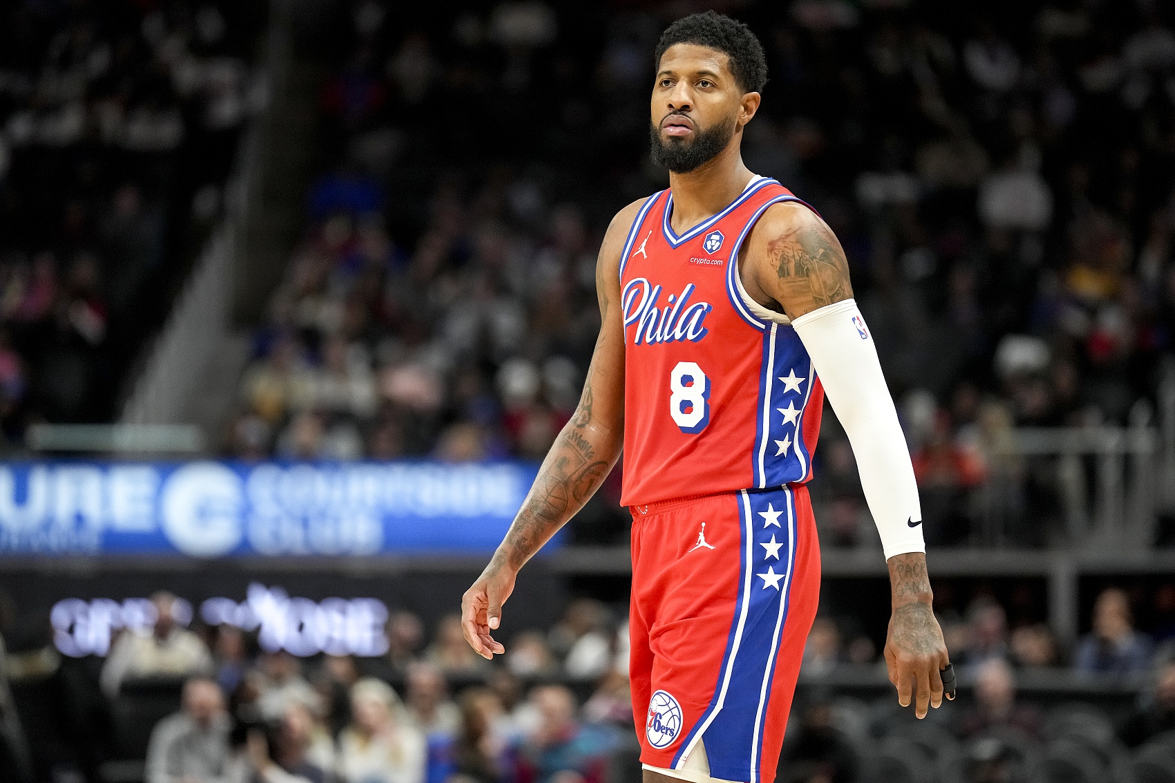 美记：乔治左膝一年内三次受伤 虽巅峰劲爆&但他的身体正日渐崩溃