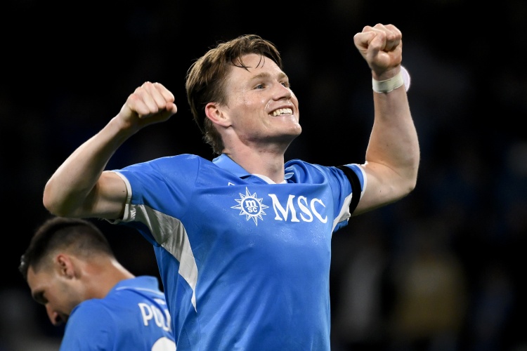 阿什利-扬：孔蒂喜欢努力拼搏的球员，我知道他会喜欢麦克托米奈