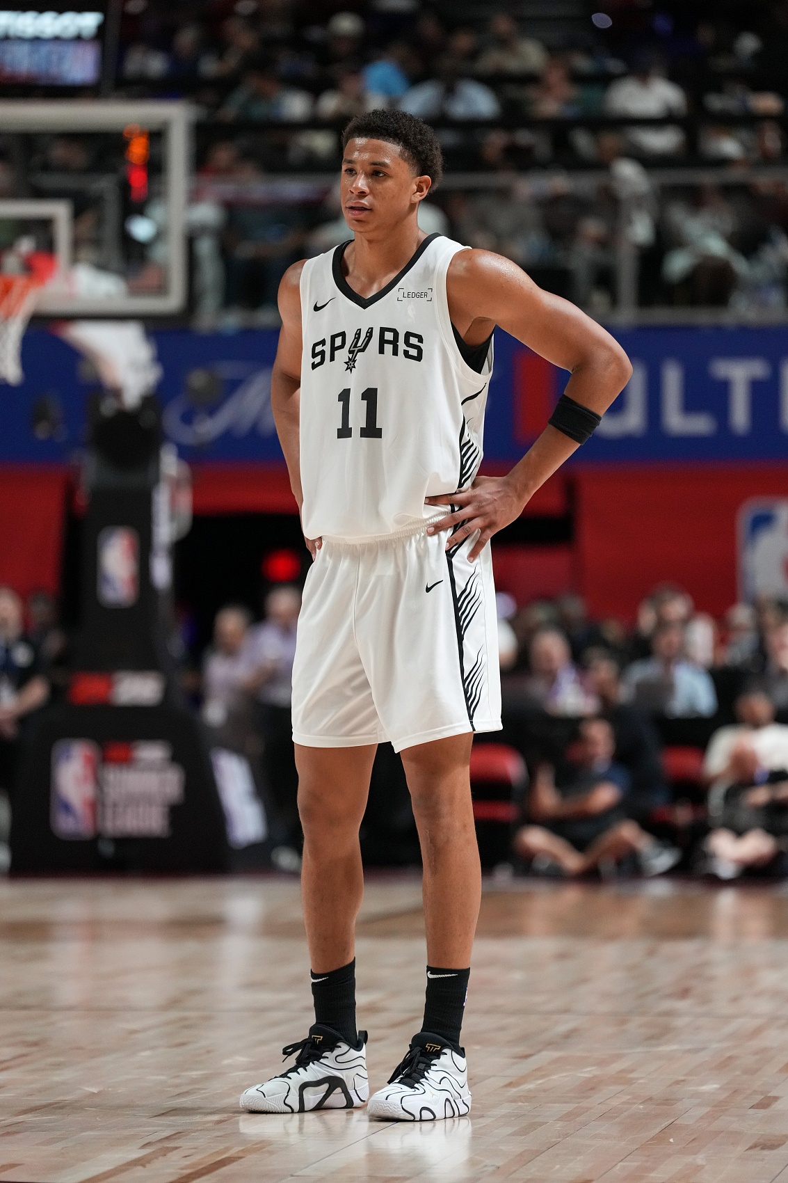 守强攻弱！卡特-布莱恩特11中2仅得5分 防守很拼有5板1断2盖帽