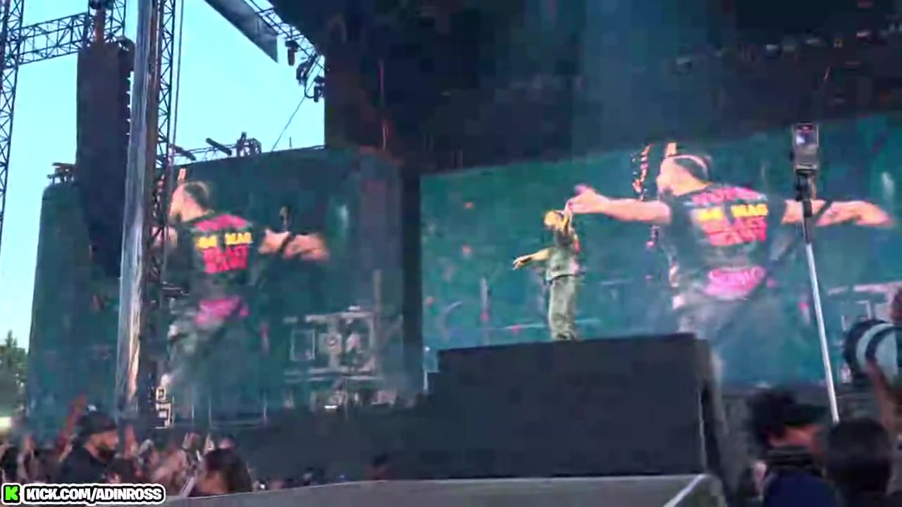 从称赞变成Diss~😦美媒：Drake近日演出时更改歌词Diss詹姆斯