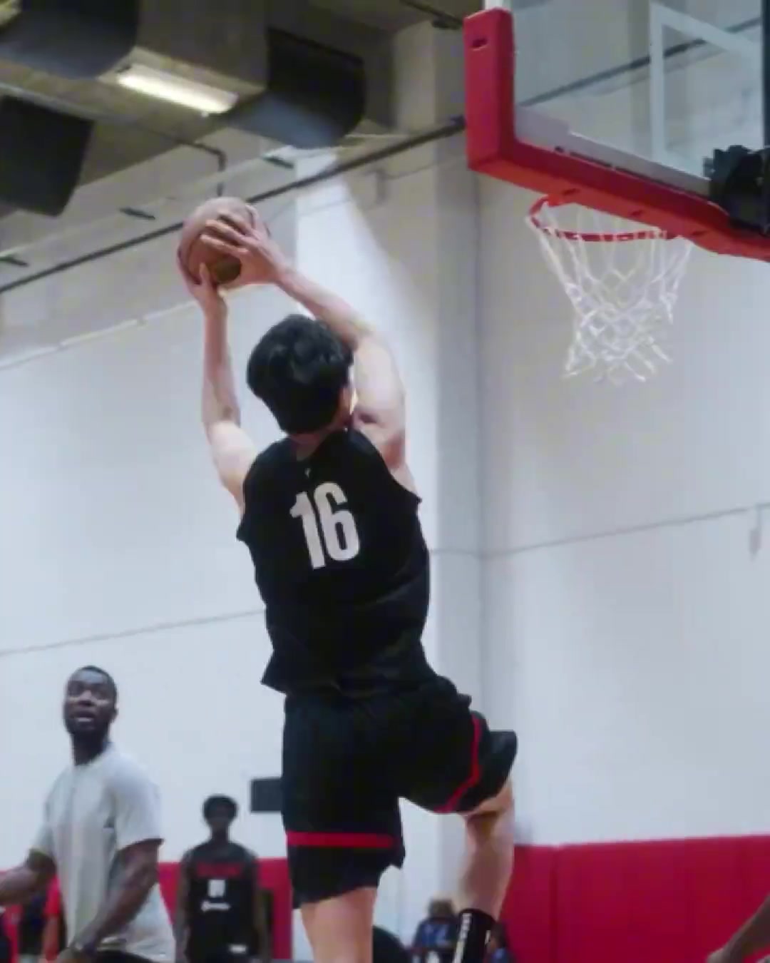 明天迎来第三场！开拓者队内训练：杨瀚森上演各种空接暴扣