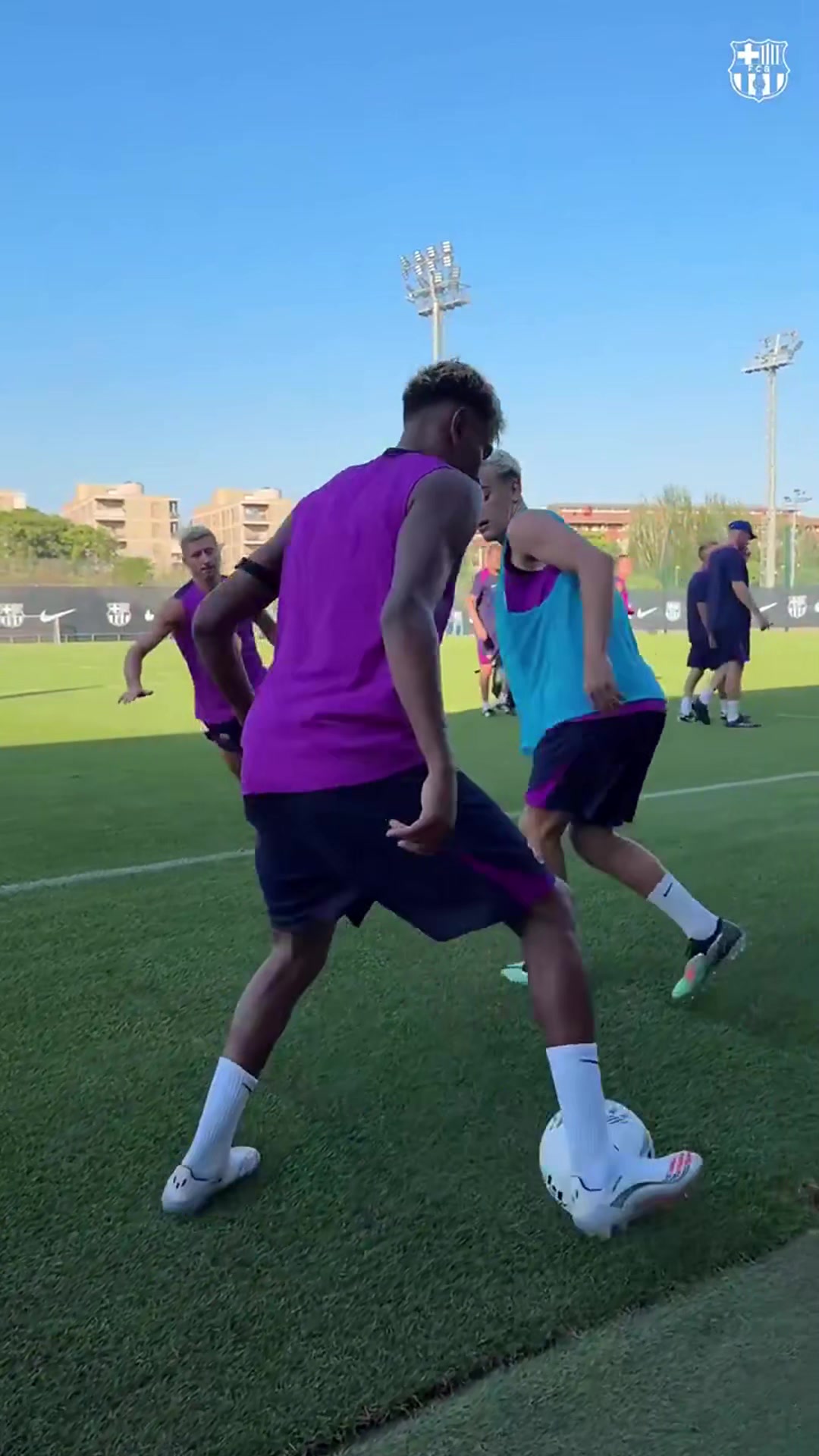 天赋！亚马尔油炸丸子+牛尾巴戏耍莱万和加维，莱万忍不了了😂