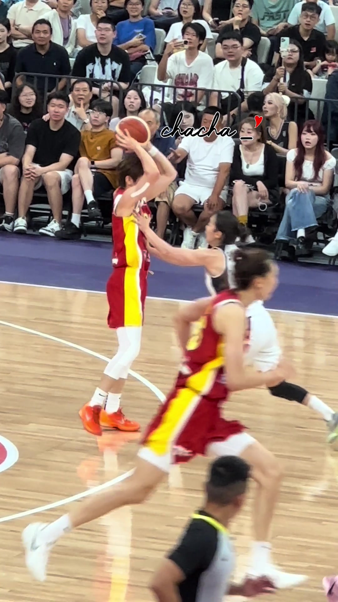 杨力维遭“袭胸”！韩国队员立马上前道歉🙈