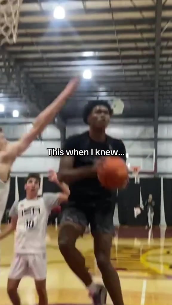 这球有帮主那味儿啊！阿门空中看向底角 拉杆回头果冻上篮😲