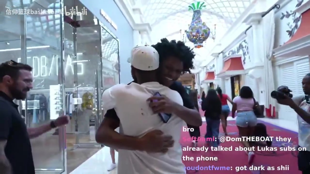 太巧了！欧文在赌城直播，偶遇阿门汤普森，然后向观众夸奖阿门！