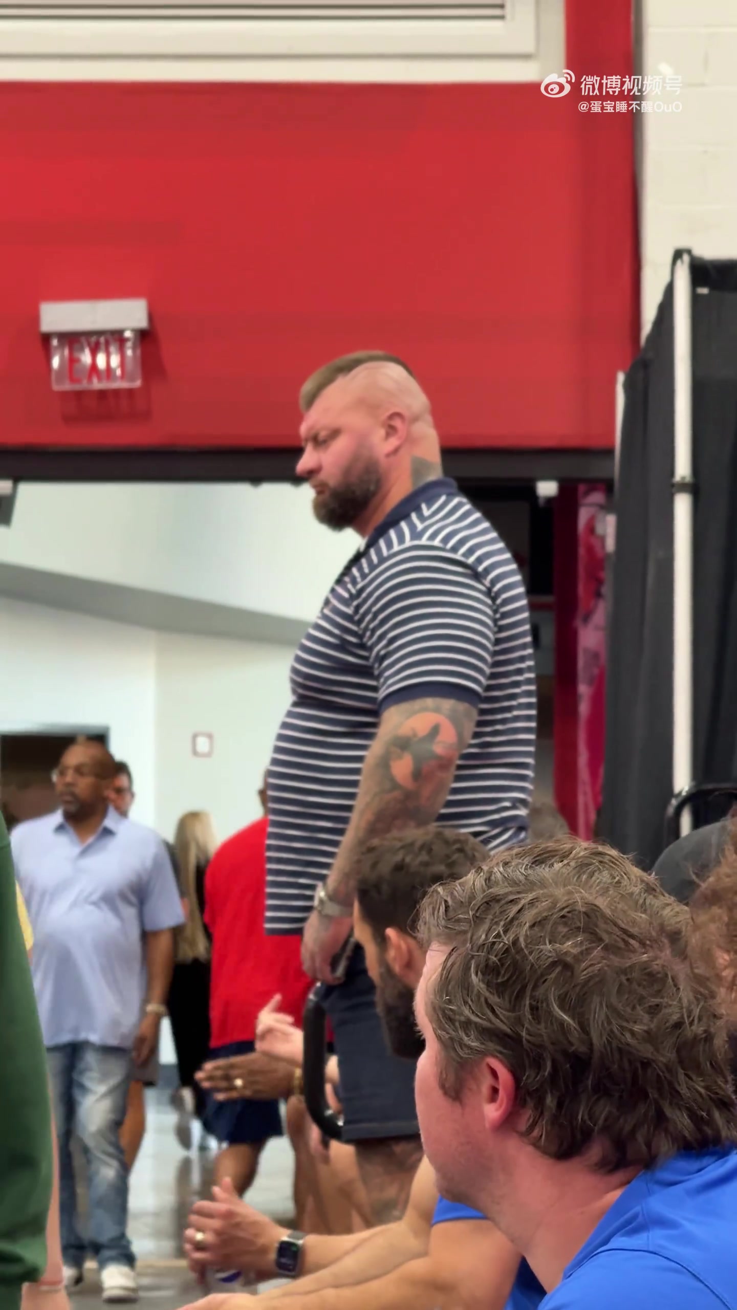 跟个堡垒似的！约基奇他哥就搁那一站 都够吓人的😮