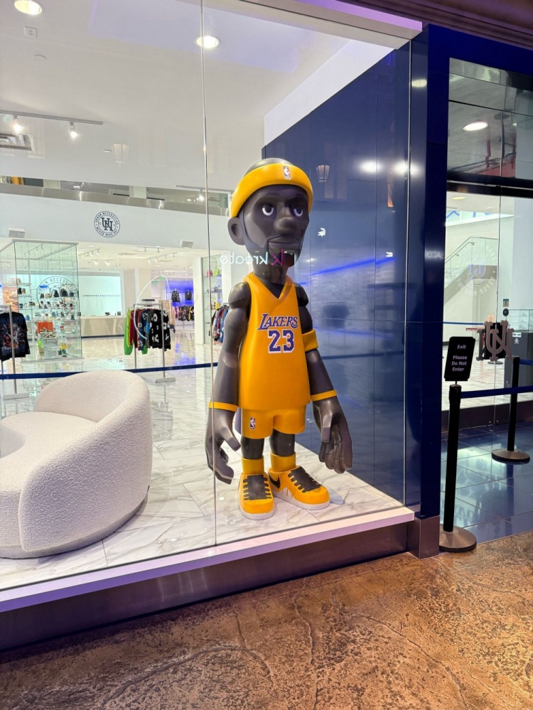 湖人记者晒詹姆斯超大玩偶：猜猜我在赌城遇到了谁？