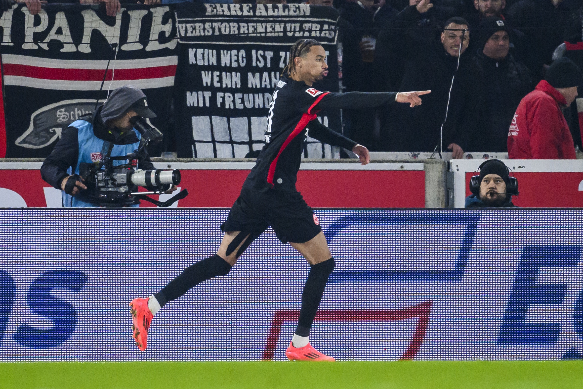 记者：法鹰坚持埃基蒂克1亿欧要价，纽卡仍需努力才有望达成交易