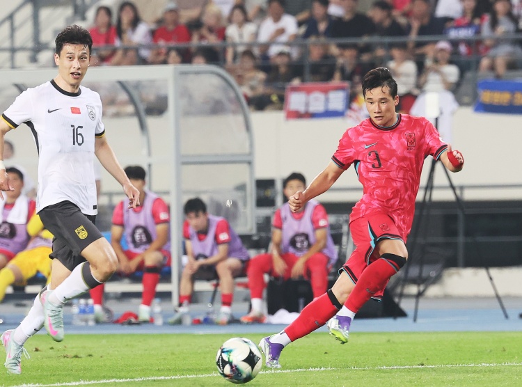 巴顿：与日本韩国确实有差距，东亚杯强度和中超完全是两个概念