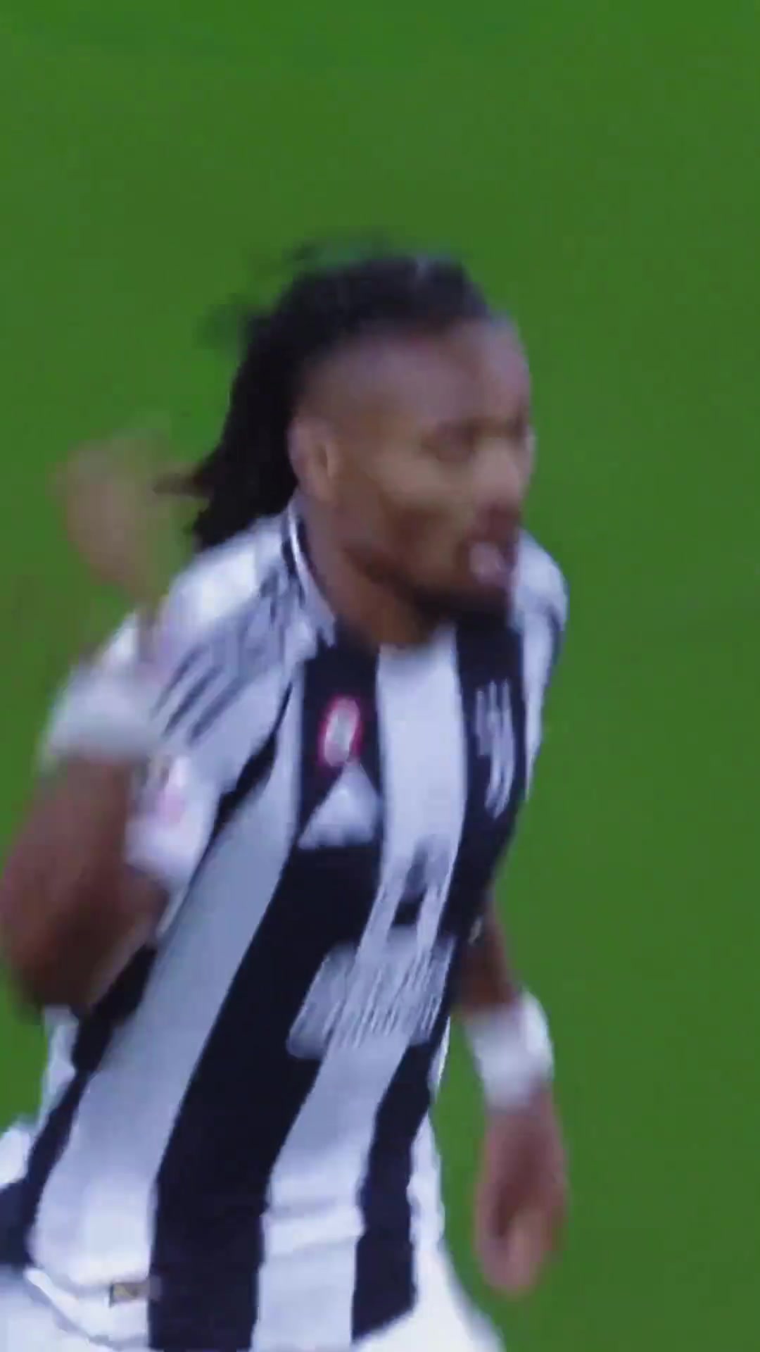 这球太骚了！尤文：他用最酷的方式，传给一秒后的自己！