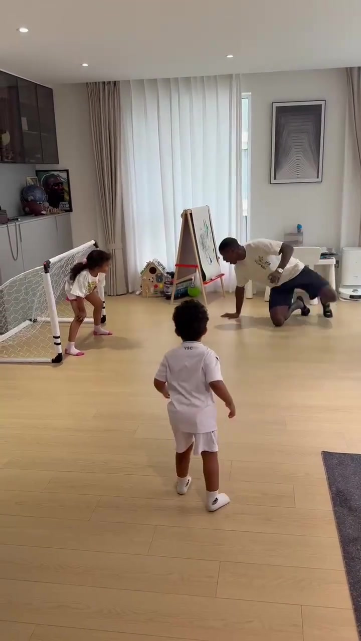 愉快的时光！国安外援法比奥晒与儿女家里踢足球画面❤
