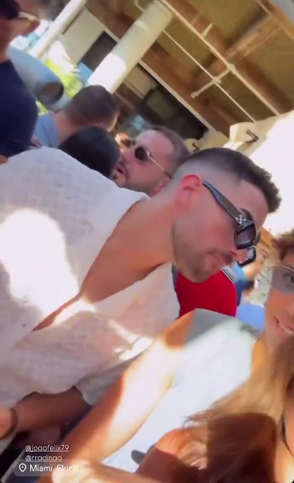 菲利克斯勾搭上了火辣模特，你小子不好好踢球天天开趴😍