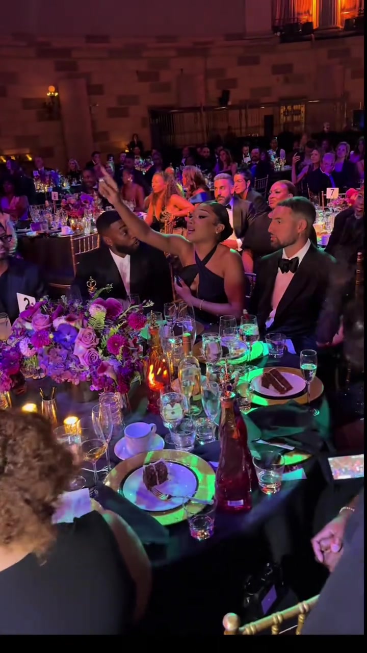 乖的像只小绵羊！这个场合克莱明显没女友放的开啊😂