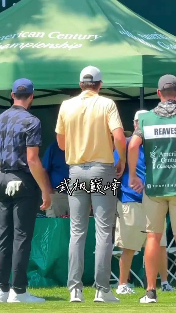 里夫斯与库里在太浩湖高尔夫名人赛相遇！他们在加微信吗？🤭