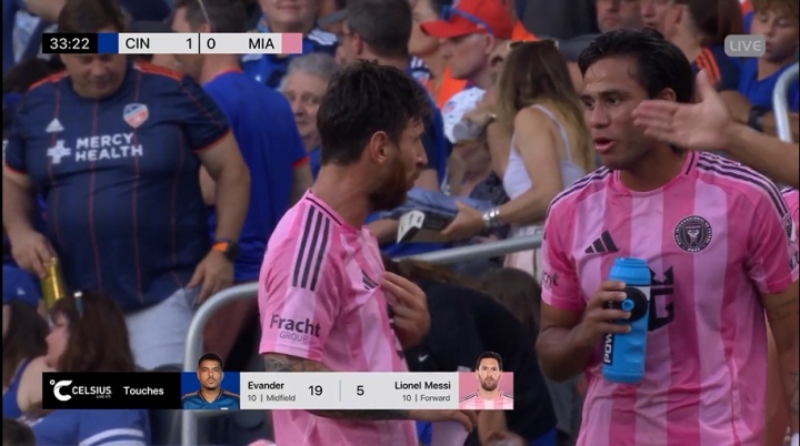 拿不到球🙁开场半小时梅西仅触球5次，对方10号埃万德19次