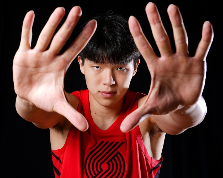 🖐拍出了压迫感！一起感受下杨瀚森的这双超级大手！