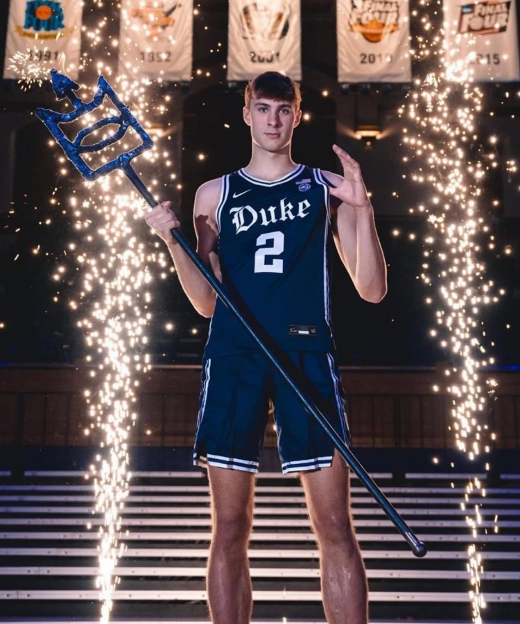 冉冉升起的新星🌟弗拉格斩获ESPY年度最佳大学男运动员奖