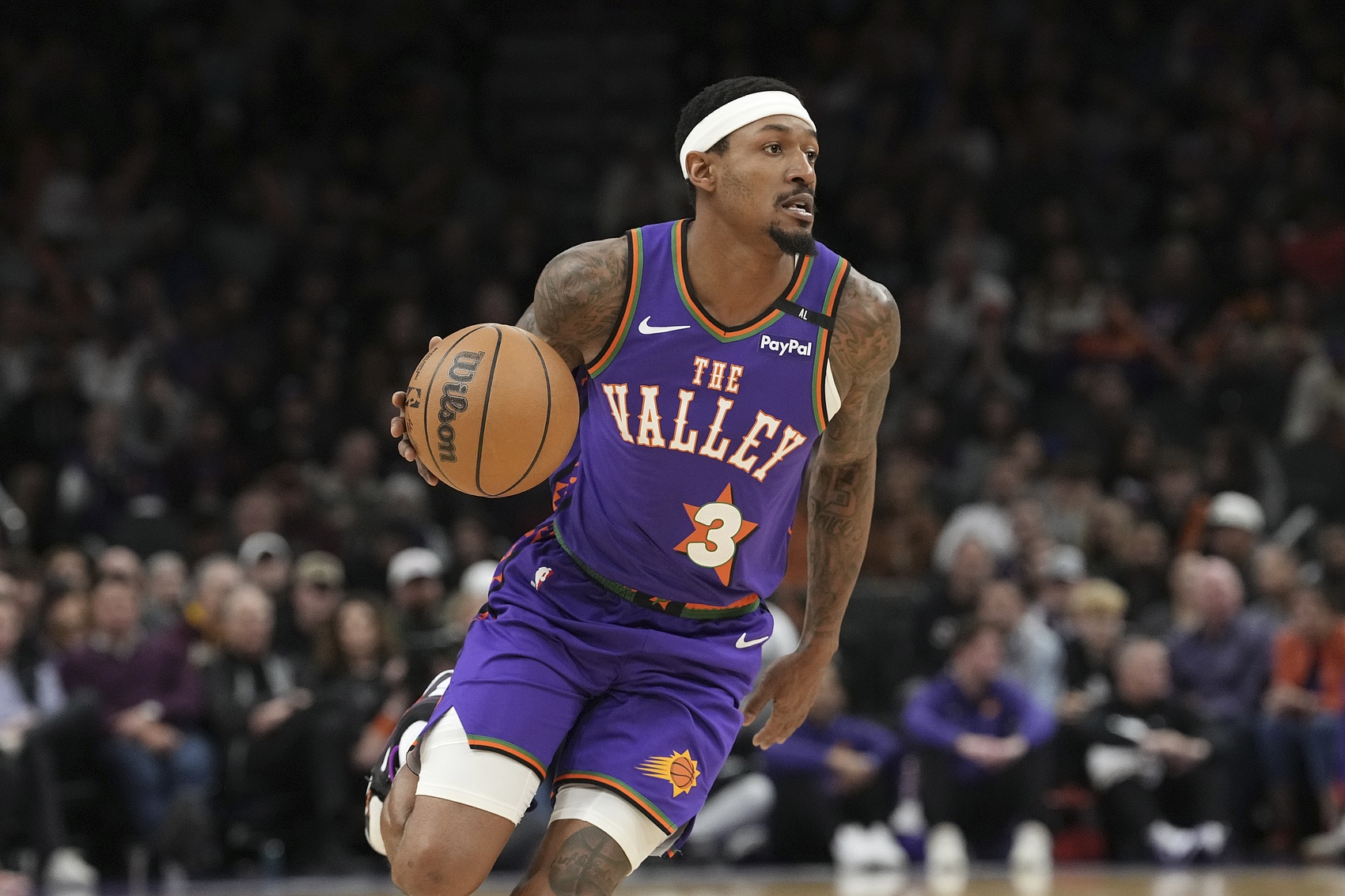 比尔-西蒙斯：比尔不满给KD布克当配角 如今乐意给登卡当配角？