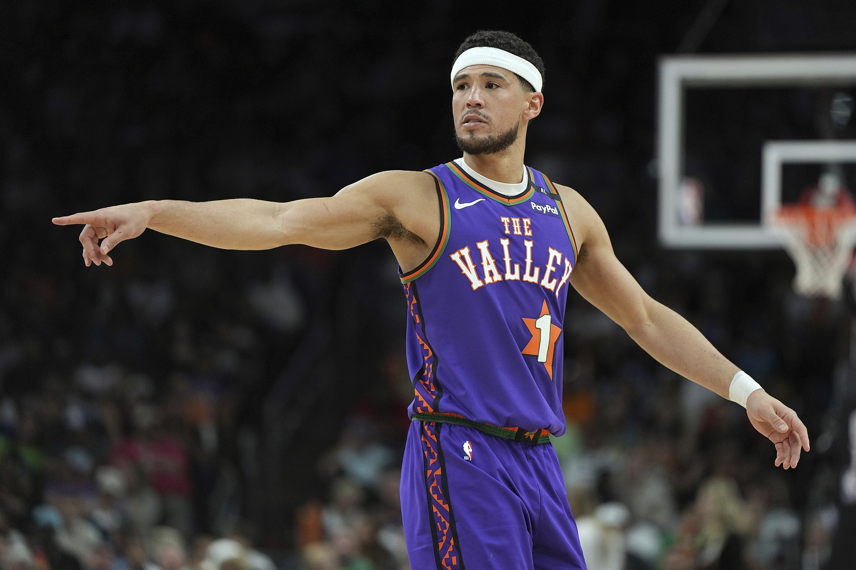 掌控未来！Scotto：布克两年1.45亿的合同包括第二年的球员选项