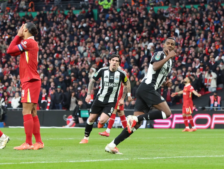 ❌️记者：纽卡拒绝利物浦对伊萨克的1亿镑报价 无意出售球队核心