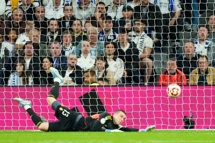 世体：卢宁在犹豫是否继续留在皇马当替补 黄潜已正式向皇马询价