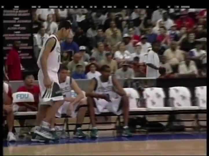 大哥那时候是真青涩啊！易建联曾与保罗&鹰王参加同一个训练营