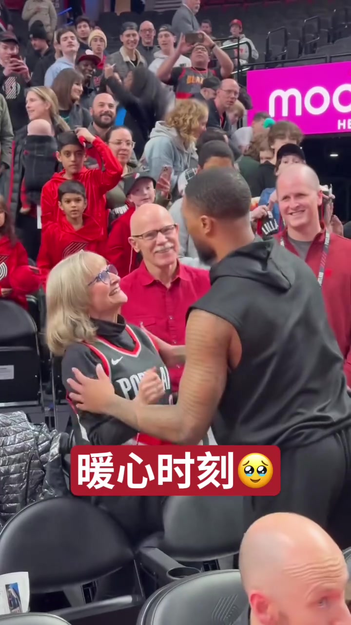 现在重新回家了！此前利拉德代表雄鹿重返开拓者时和球迷暖心拥抱