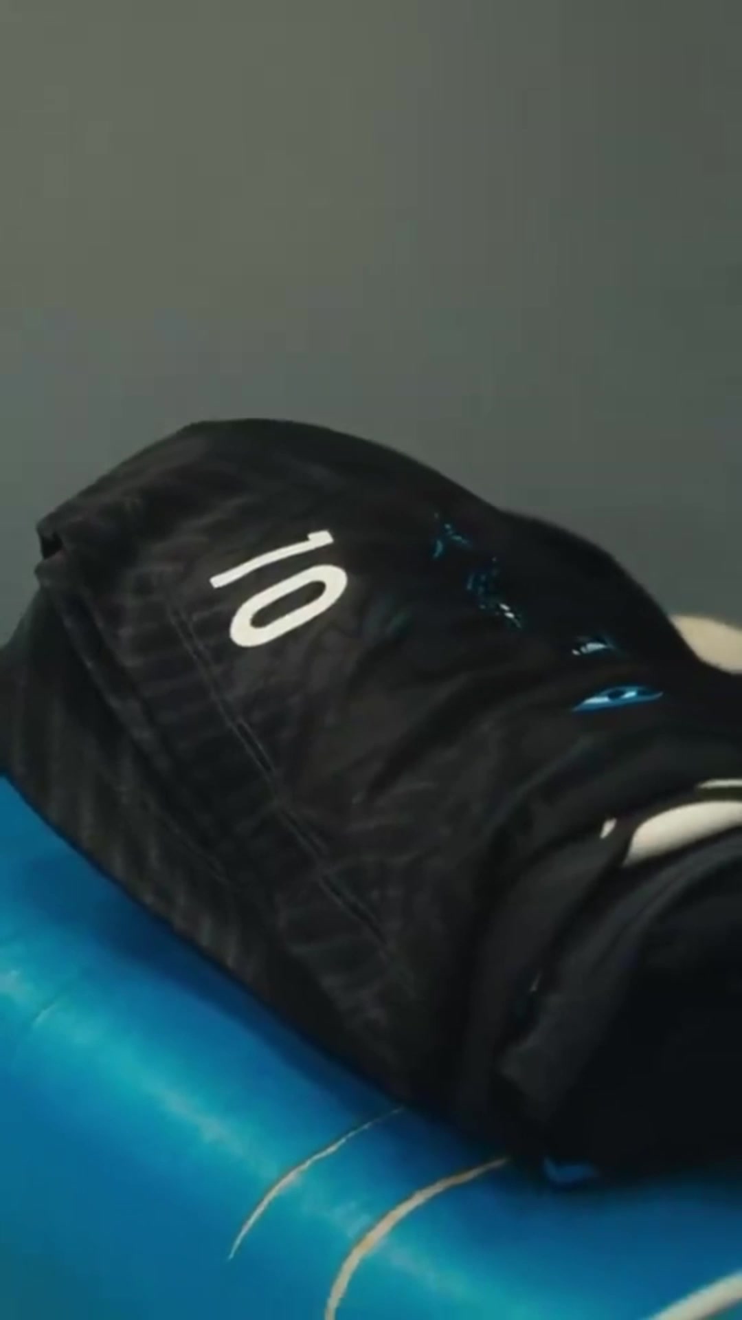 训练穿！球队为德布劳内准备10号训练服时，德布劳内连声说不！