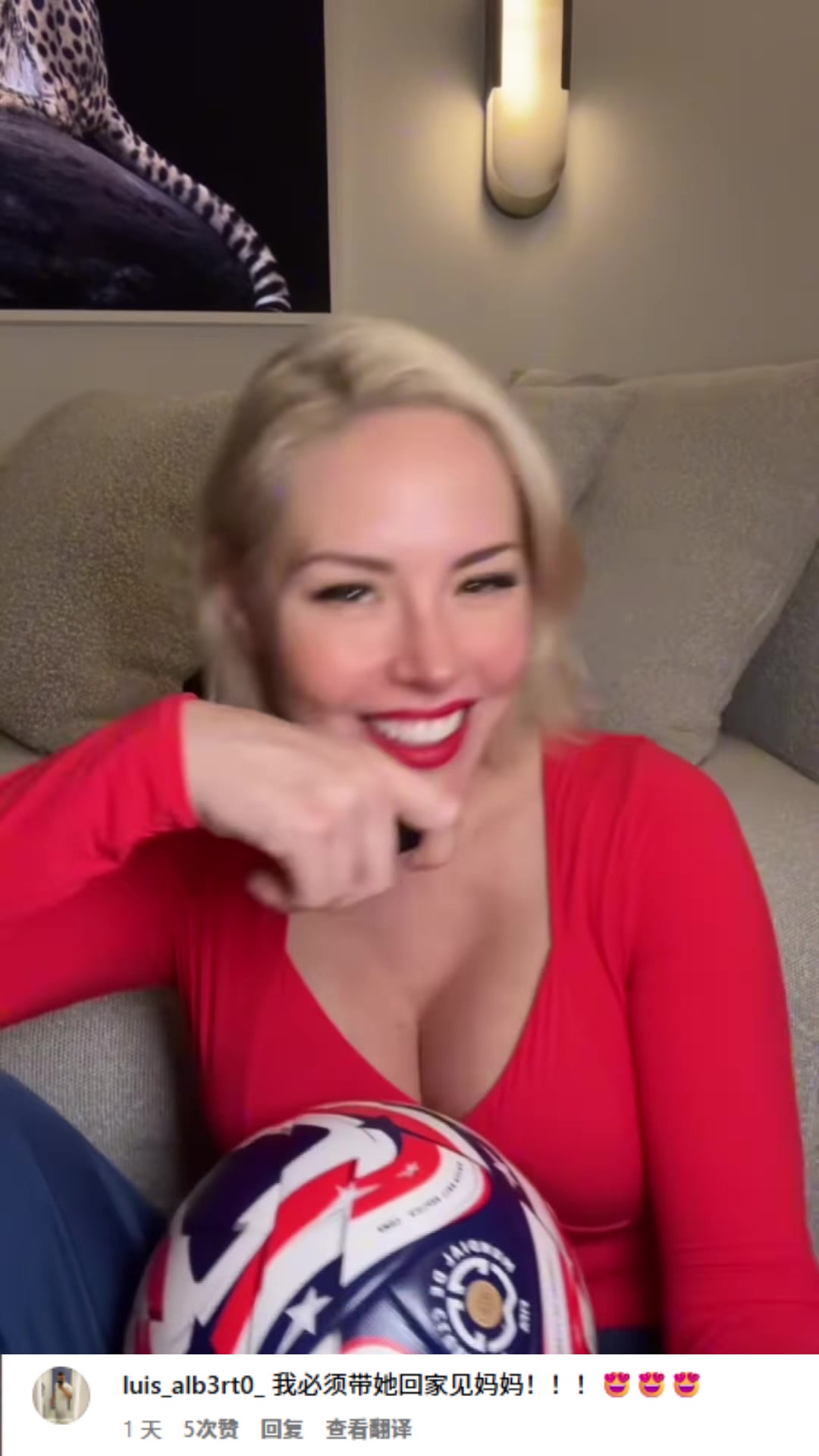 欧冠女主持又在展示傲人身材，外网网友：我必须带她回家见妈妈！