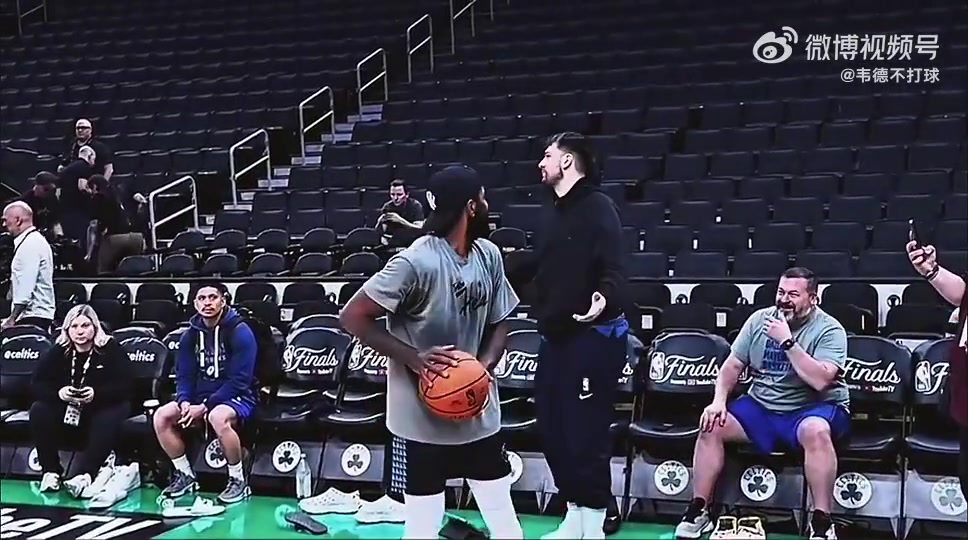 神了！欧文是怎么感应到身后的东契奇的？77无奈摊手