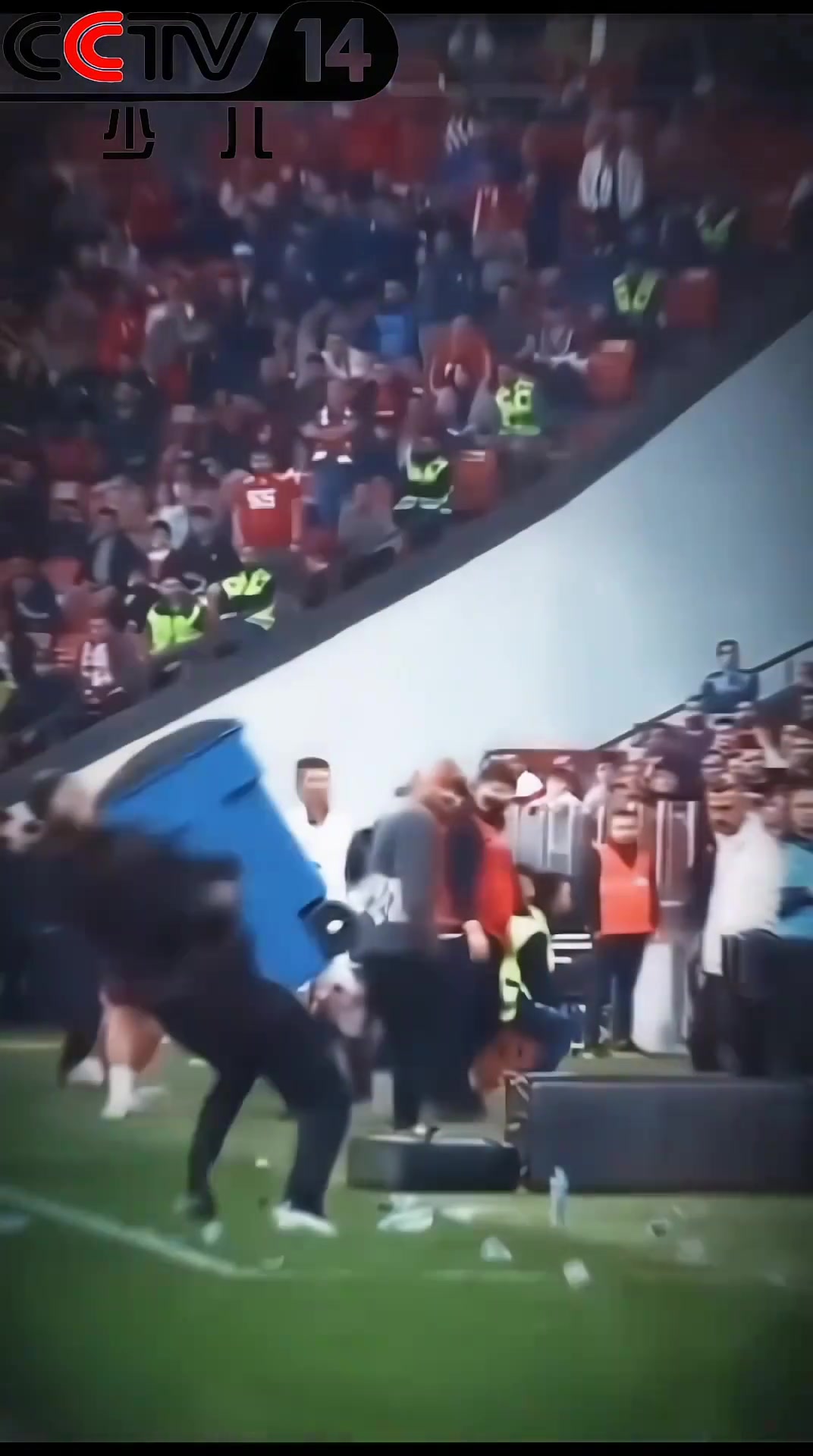 垃圾桶给我整笑了🤣不愧是足球教练这胸口停球真的是信手拈来