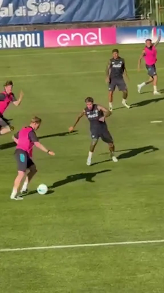 新赛季意甲好看了，那不勒斯训练场惊现“憨丁连线”🔥