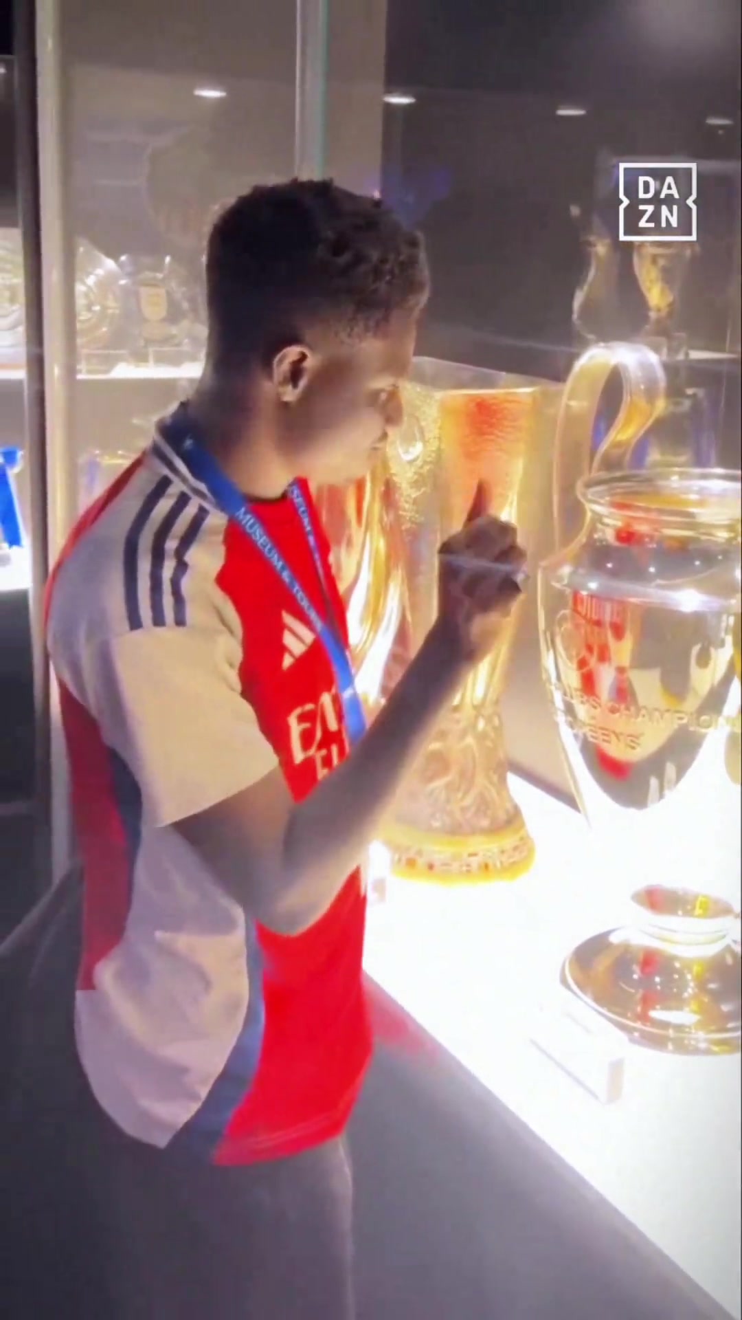 羡慕嫉妒恨！阿森纳球迷参观切尔西奖杯时的表情😂