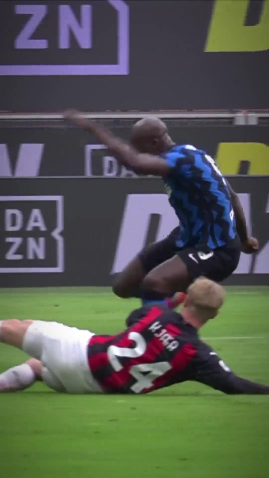 太拼了！米兰：用头封堵对手射门的那一刻，他没有丝毫犹豫！