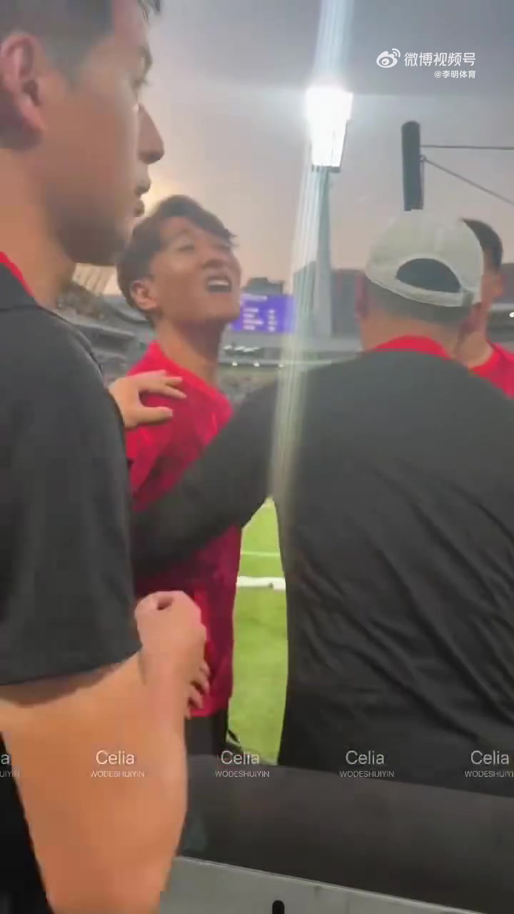 赛前被天津球迷问候家人后，韦世豪回应：你下来，下来！