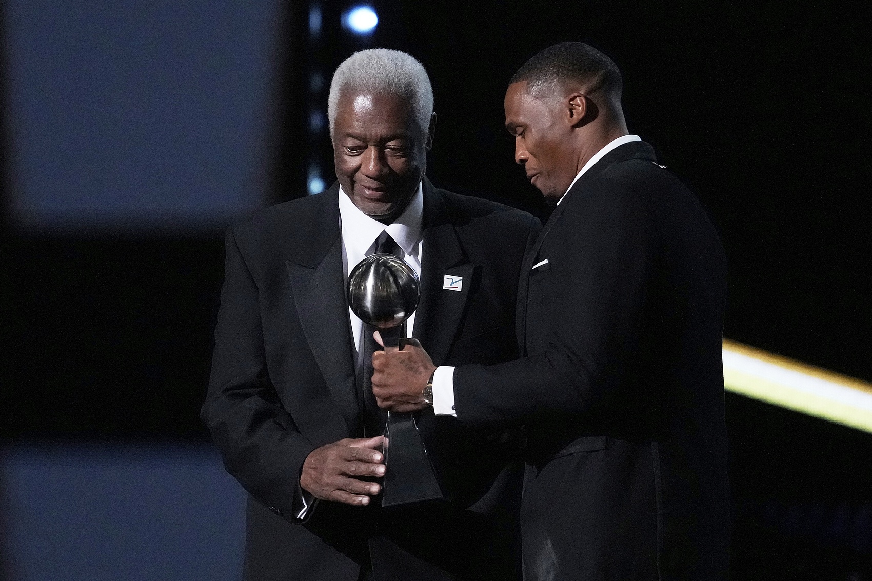 NBA历史第三人！威少为大O颁发阿瑟-阿什勇气奖杯