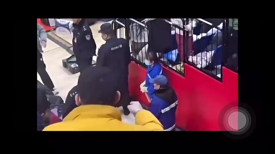 杨瀚森此前在CBA受伤时离场，遭球迷辱骂：CNM，死去吧😳