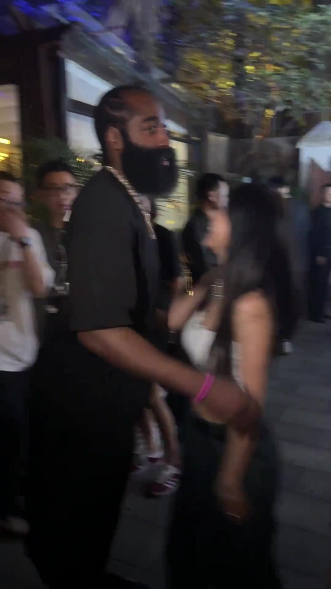 都是老朋友了！去年中国行，登哥与周玲安相拥😍