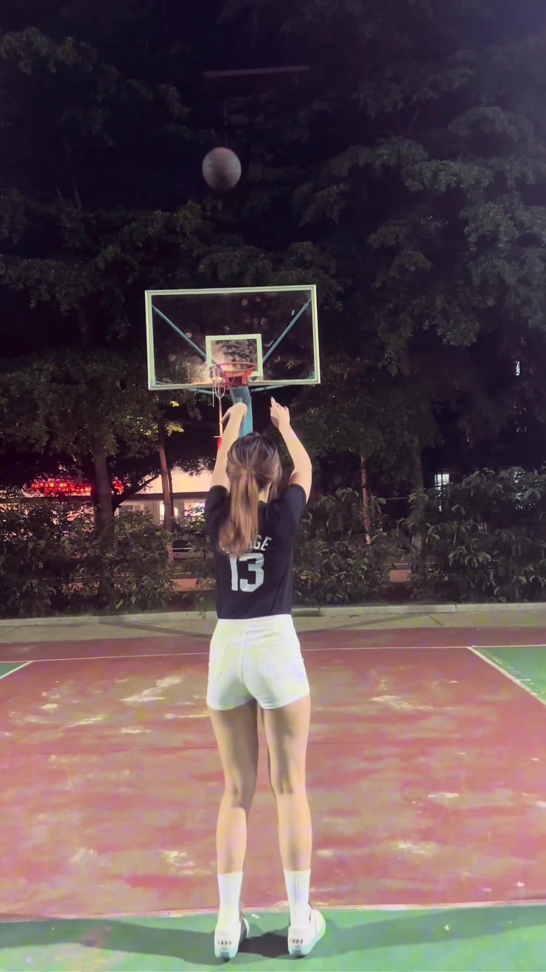 有个吧友特别喜欢这种打篮球的少女，评论给他@出来🙂