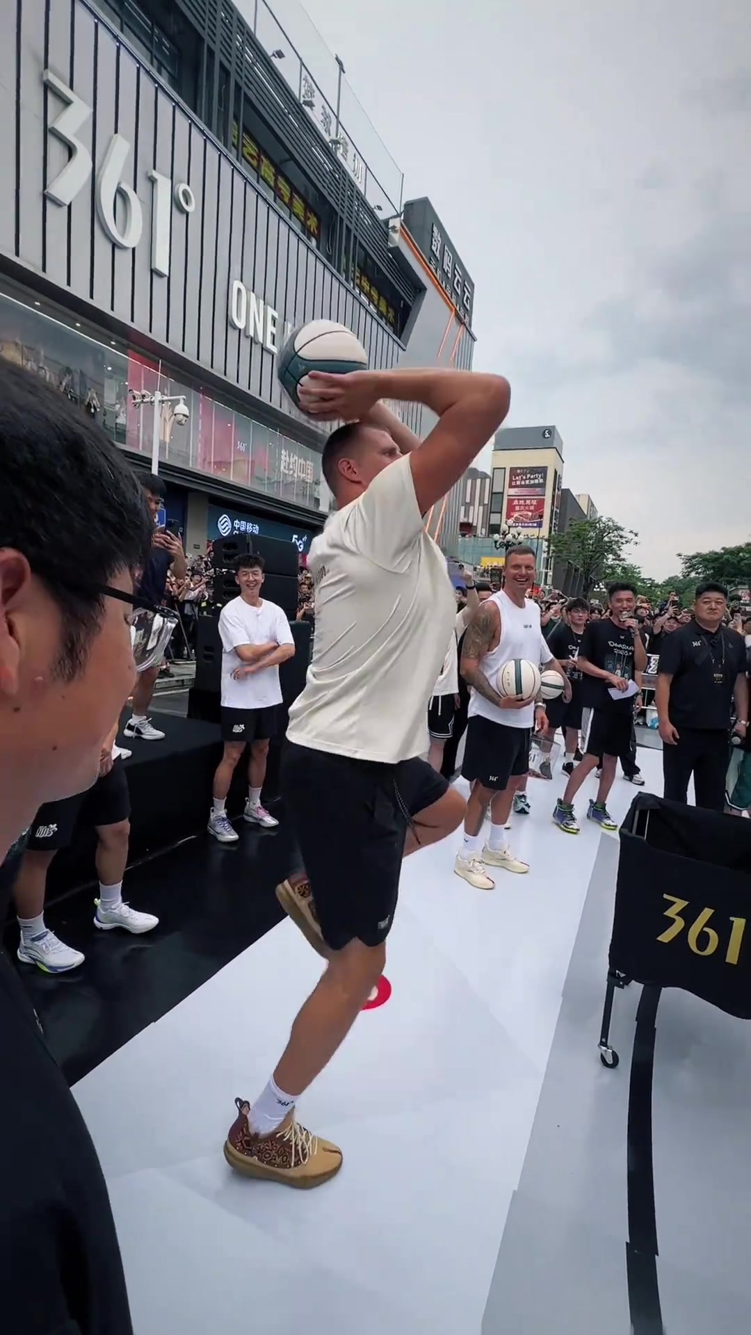 招牌动作！约老师在深圳秀了一把金鸡独立三分👻