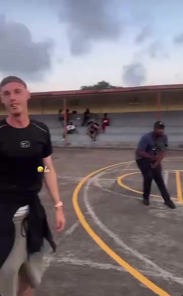 这投篮动作挺别致啊！帕尔默轻松投进三分！