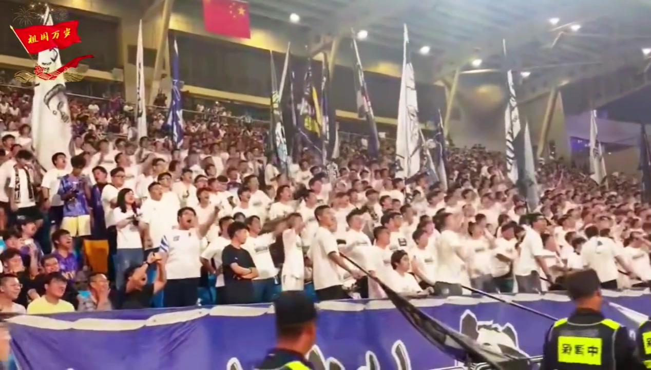 太过分了！天津球迷整体化一高喊：韦世豪，WCNM！😡