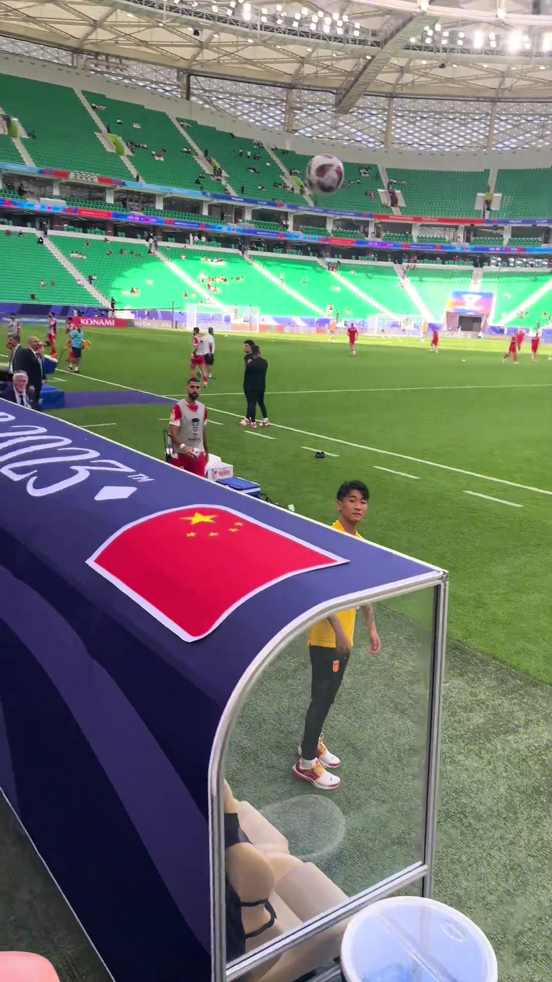 两年前，球迷向韦世豪要球，韦世豪友好回应