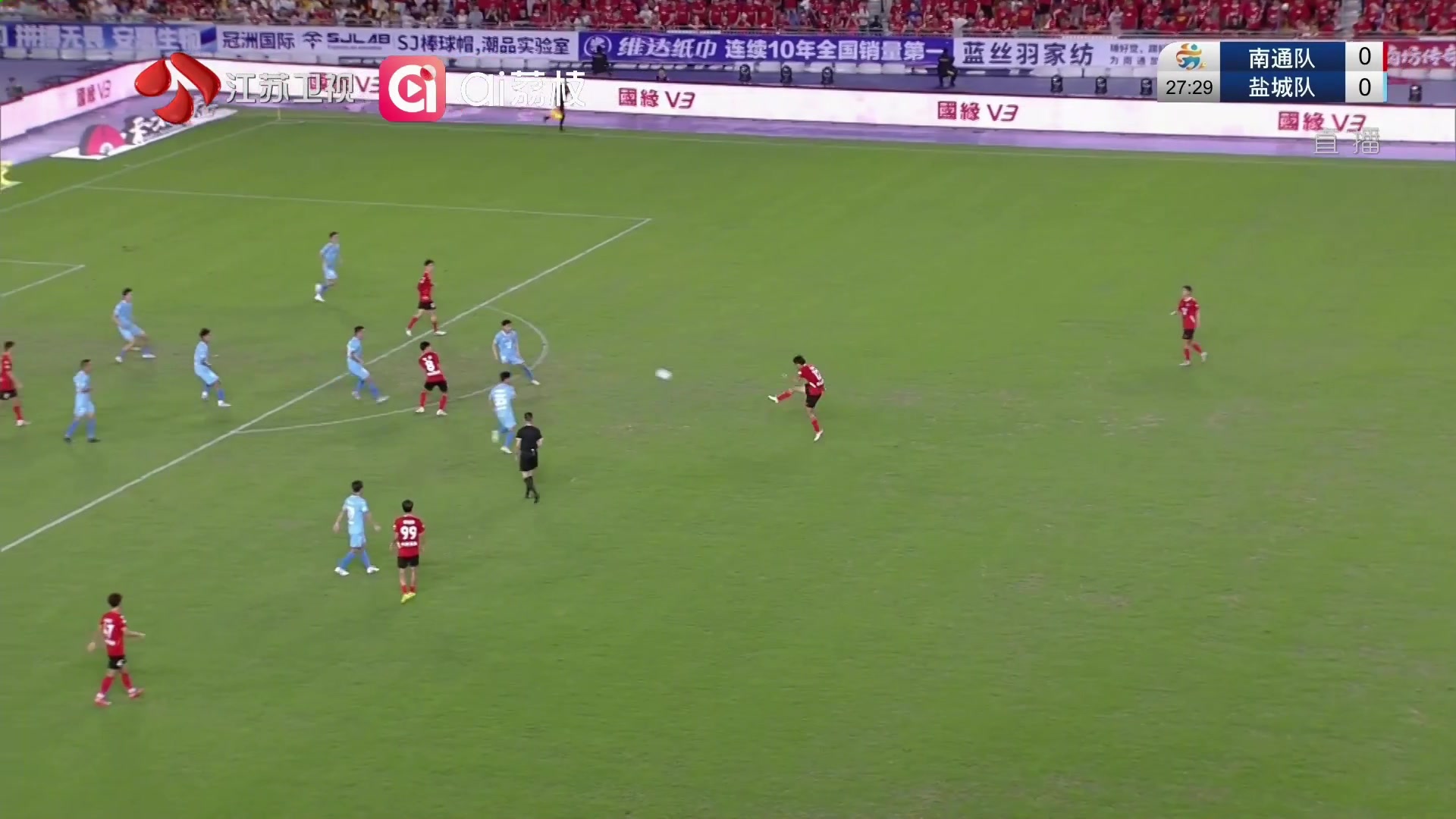 南通队打在门框范围内，盐城队门将面对弹地球冷静处理