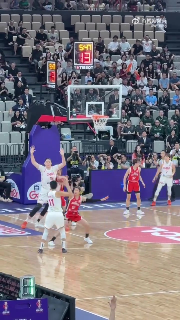 大人打小孩的既视感！张子宇篮下要球转身轻松上篮，直接无视日本女篮防守