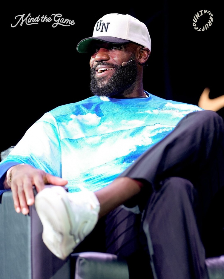 詹姆斯：球队阵容的变革方向是找到文班这样的球员 打造深度🤔